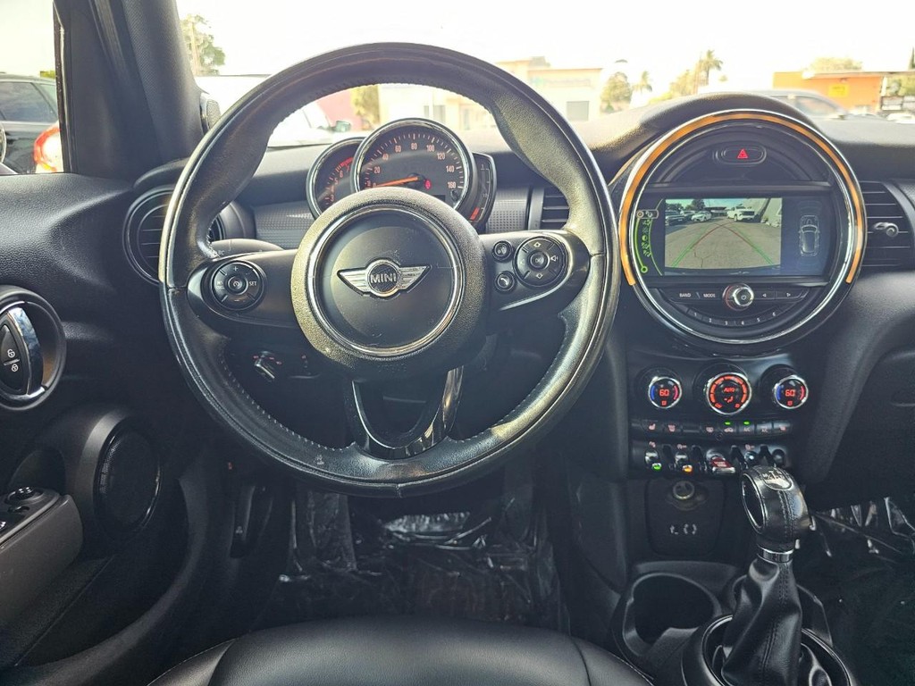 MINI Hardtop 4 Door Vehicle Full-screen Gallery Image 27