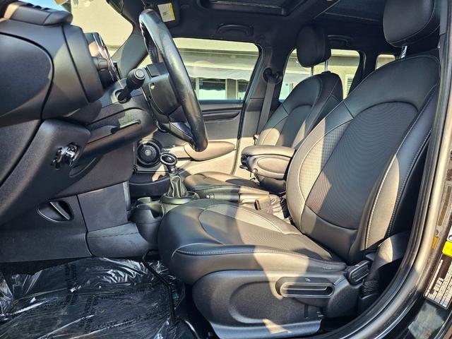 MINI Hardtop 4 Door Vehicle Full-screen Gallery Image 17