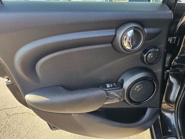 MINI Hardtop 4 Door Vehicle Full-screen Gallery Image 23