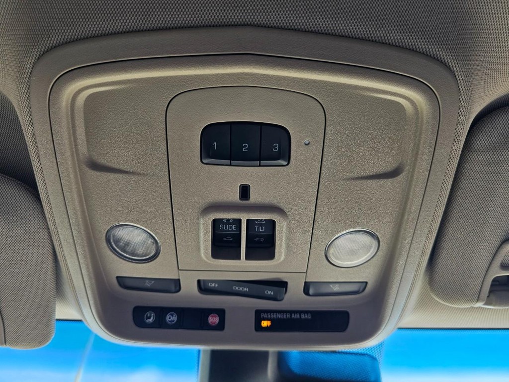 Cadillac ATS Sedan Vehicle Full-screen Gallery Image 30