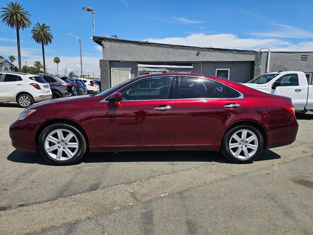 Lexus ES 350 Vehicle Full-screen Gallery Image 2