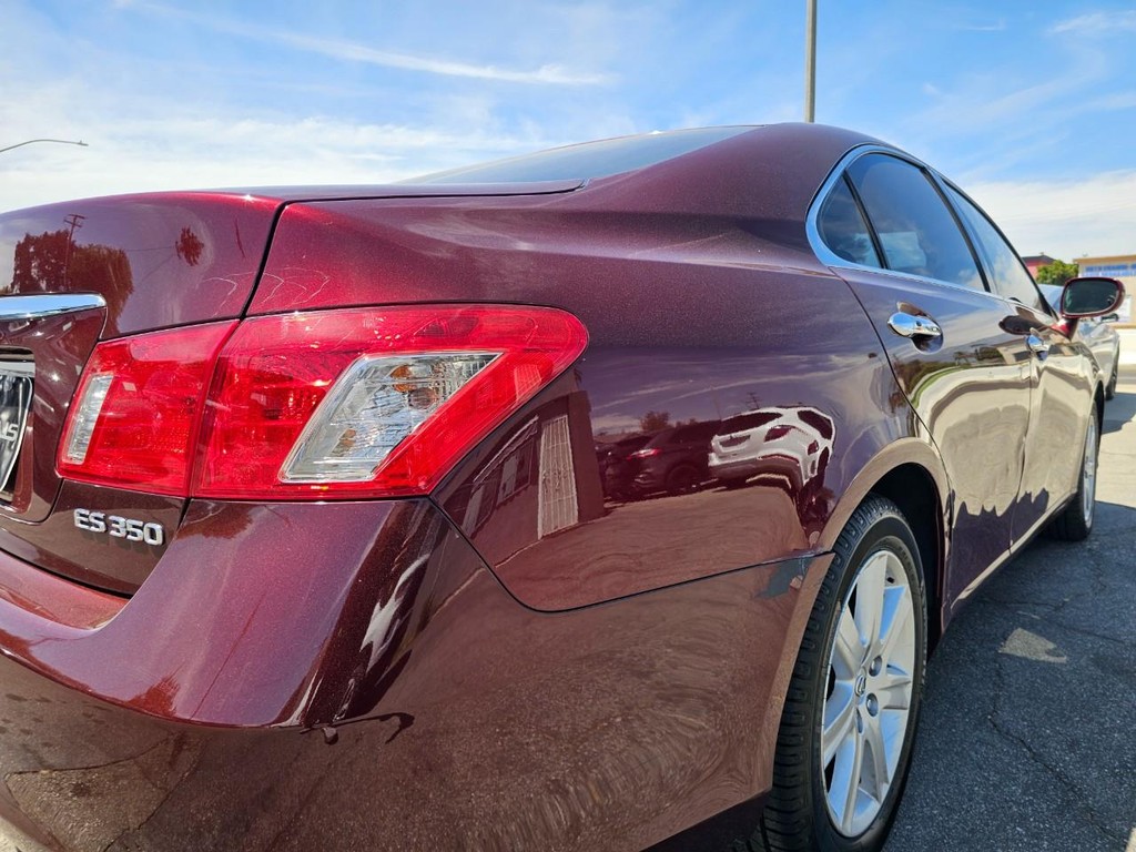 Lexus ES 350 Vehicle Full-screen Gallery Image 12