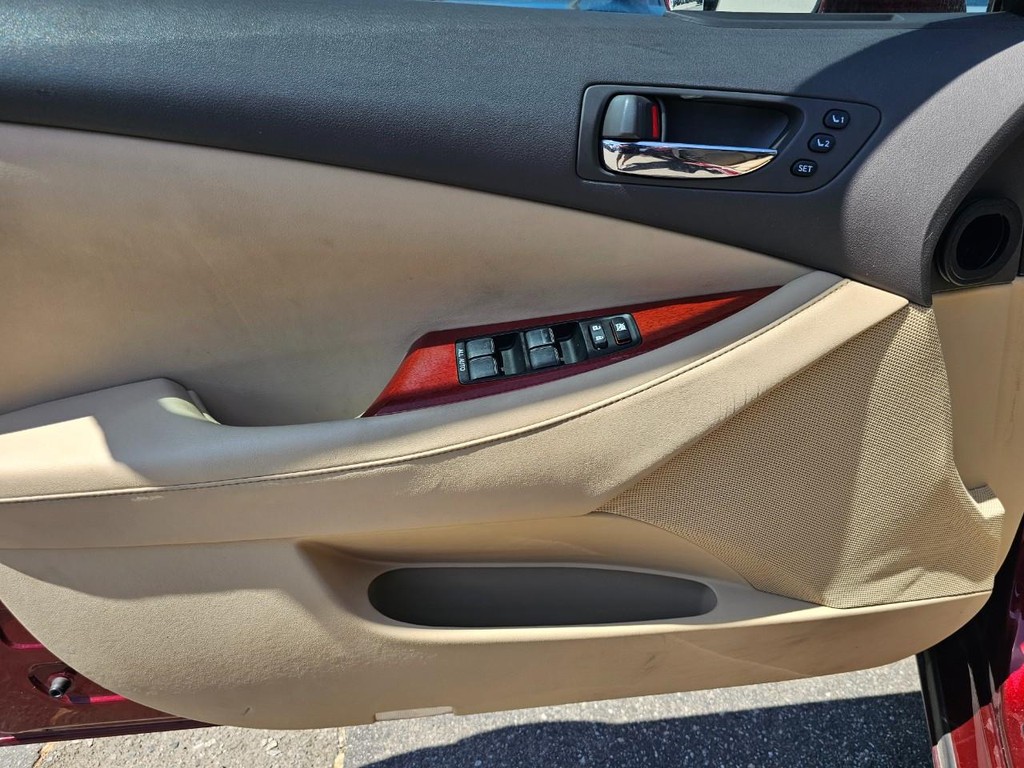 Lexus ES 350 Vehicle Full-screen Gallery Image 15