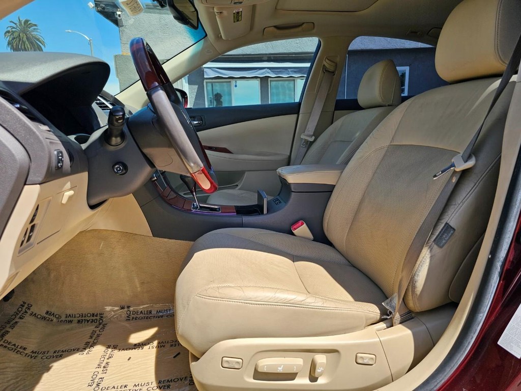 Lexus ES 350 Vehicle Full-screen Gallery Image 16