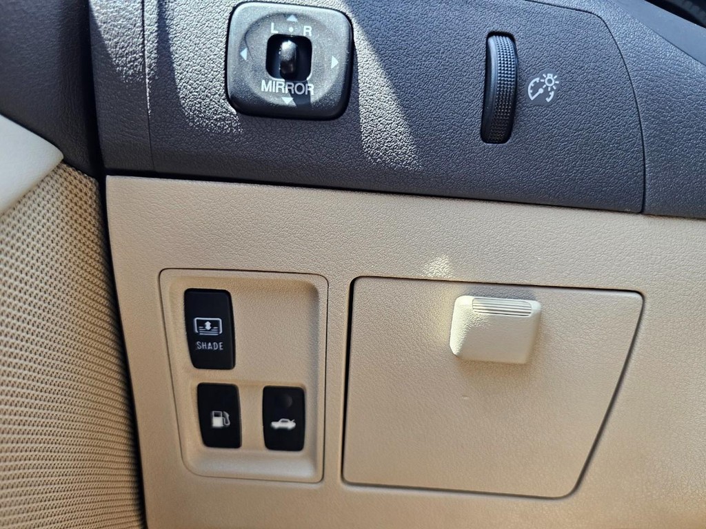 Lexus ES 350 Vehicle Full-screen Gallery Image 17