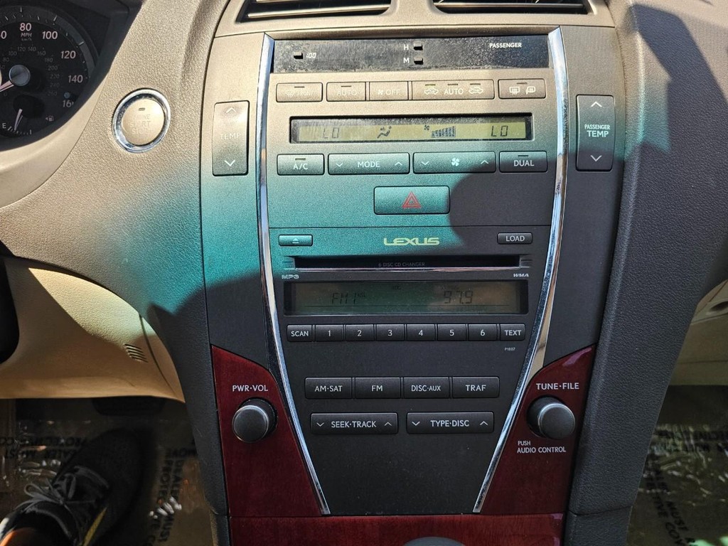 Lexus ES 350 Vehicle Full-screen Gallery Image 19