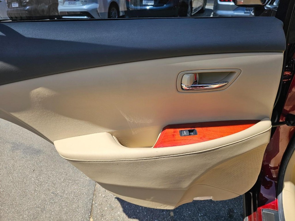 Lexus ES 350 Vehicle Full-screen Gallery Image 20