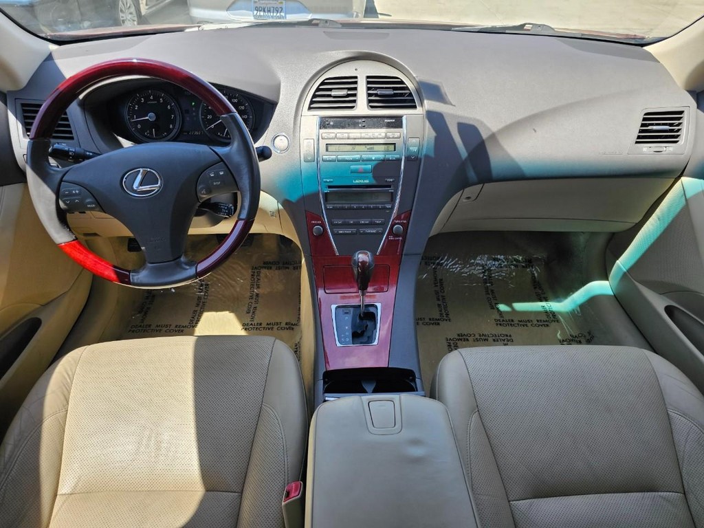 Lexus ES 350 Vehicle Full-screen Gallery Image 22
