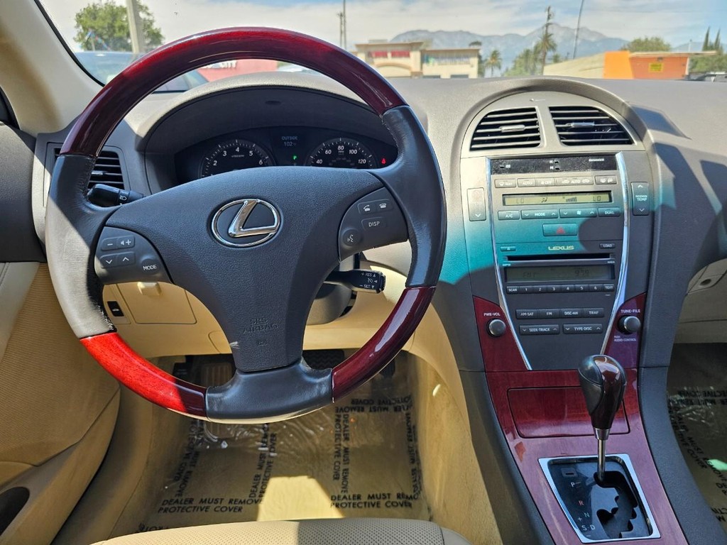 Lexus ES 350 Vehicle Full-screen Gallery Image 23