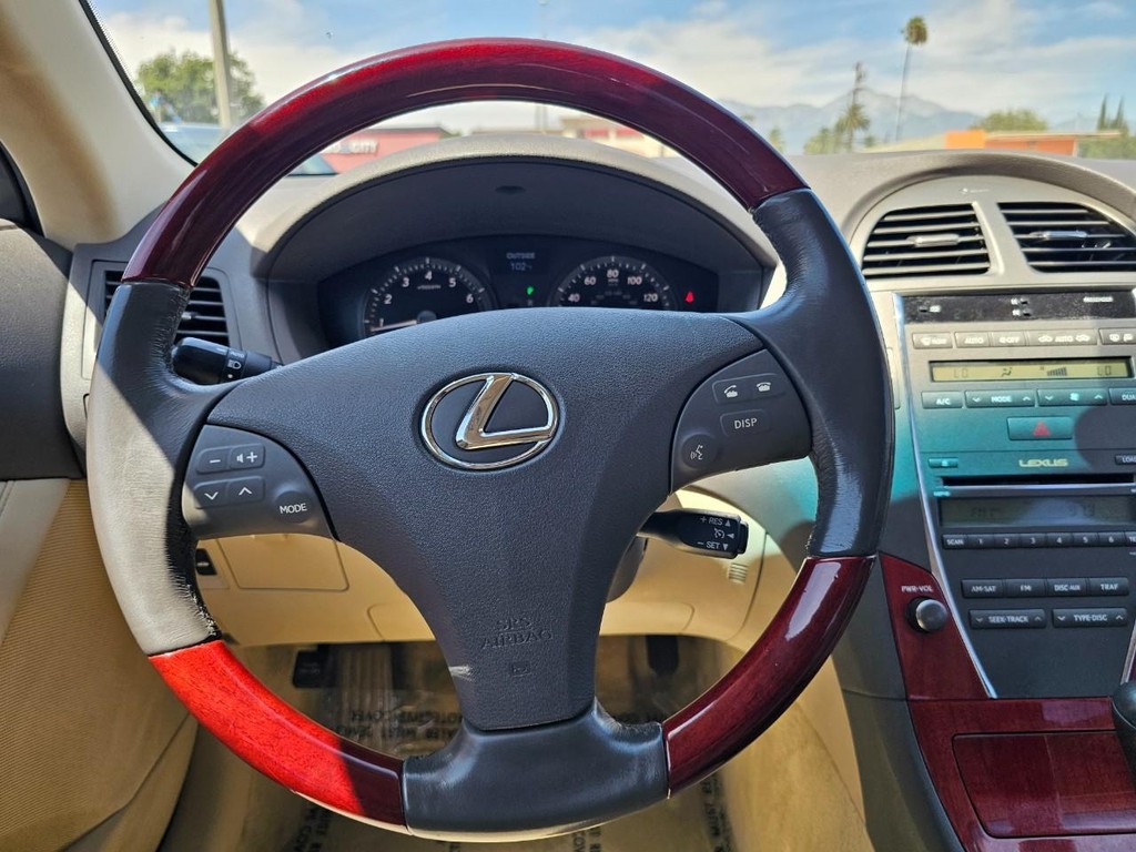 Lexus ES 350 Vehicle Full-screen Gallery Image 24