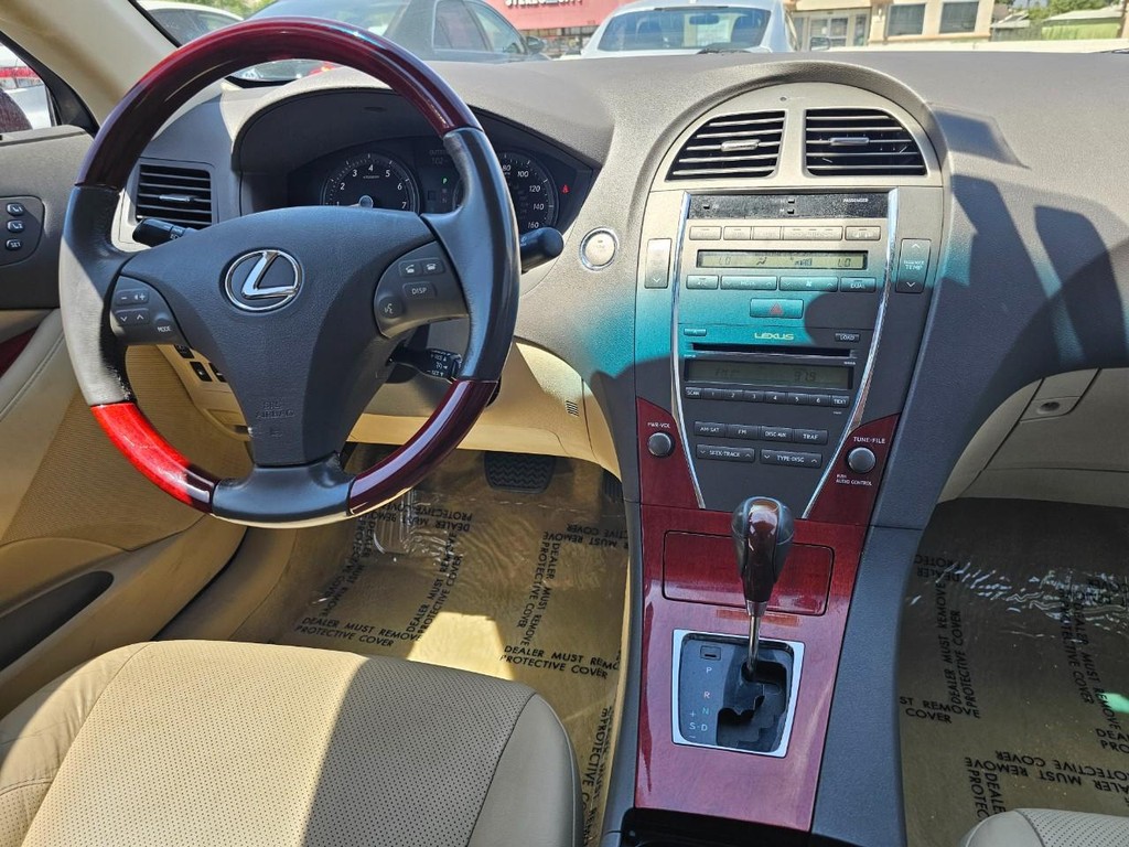 Lexus ES 350 Vehicle Full-screen Gallery Image 25