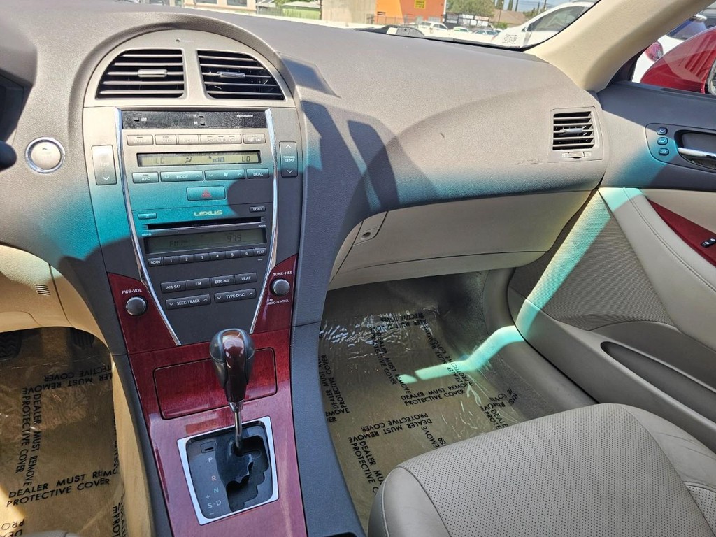 Lexus ES 350 Vehicle Full-screen Gallery Image 26