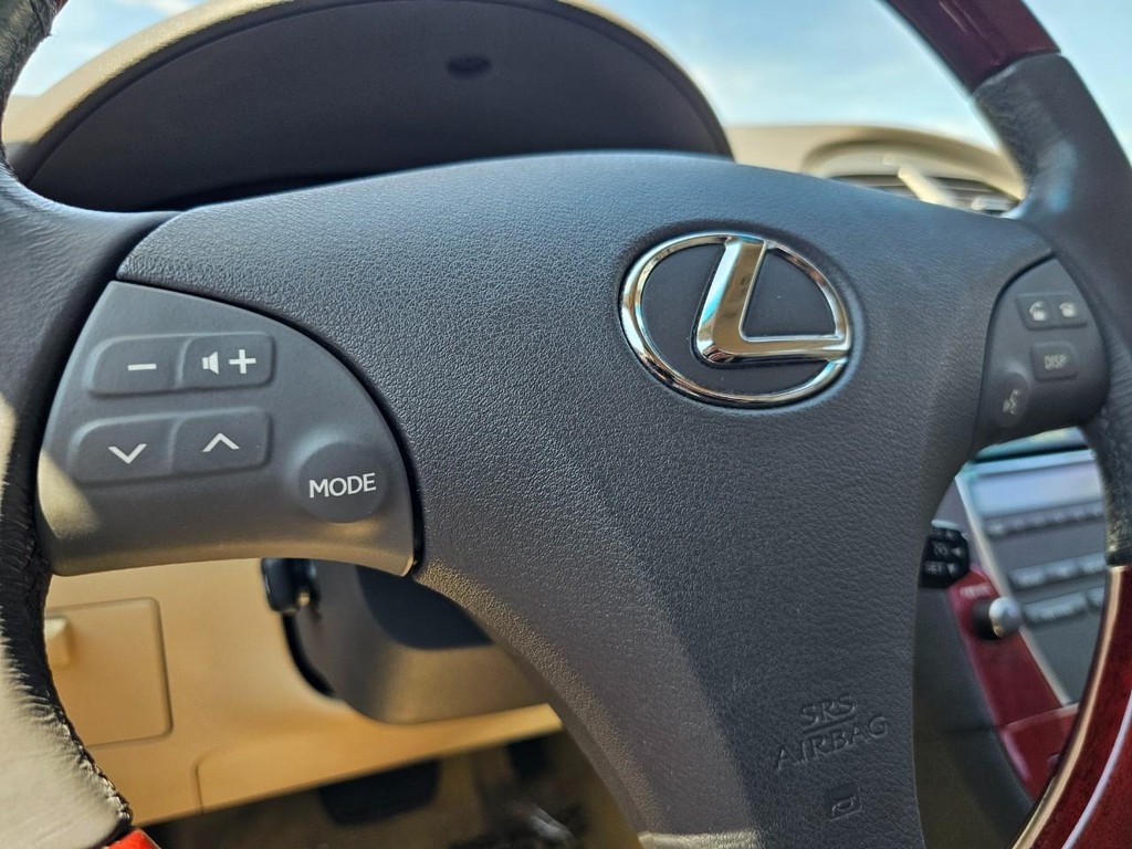Lexus ES 350 Vehicle Full-screen Gallery Image 30
