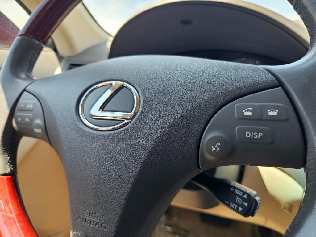 Lexus ES 350 Vehicle Full-screen Gallery Image 31