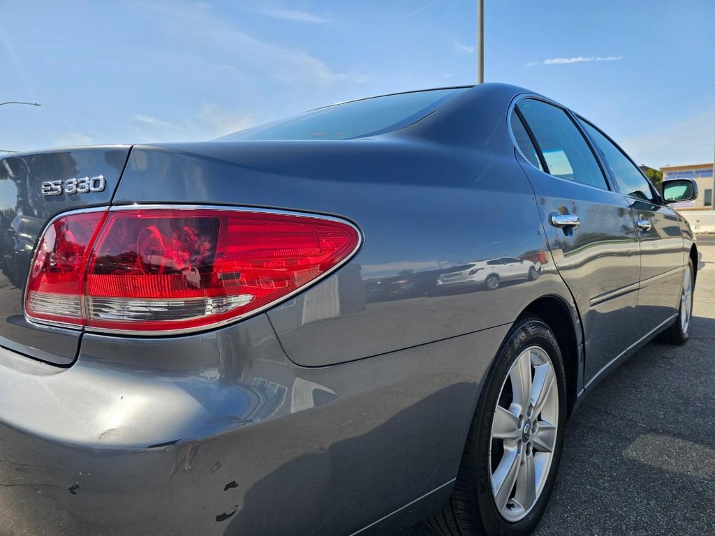 Lexus ES 330 Vehicle Full-screen Gallery Image 12