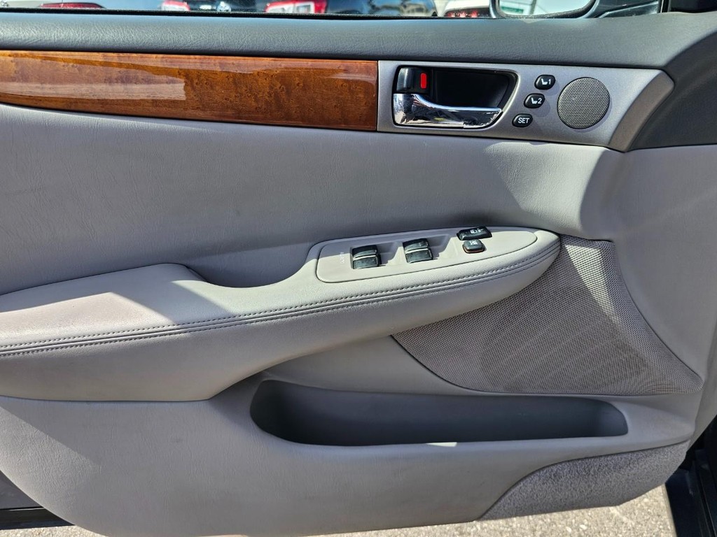 Lexus ES 330 Vehicle Full-screen Gallery Image 15