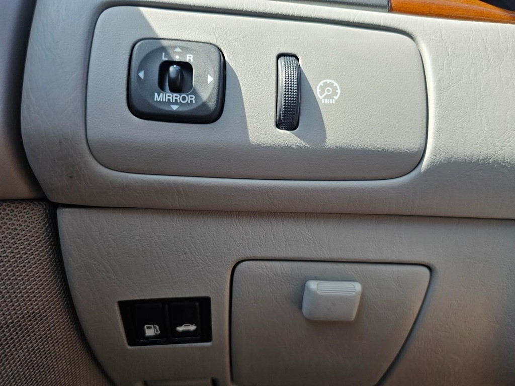 Lexus ES 330 Vehicle Full-screen Gallery Image 17
