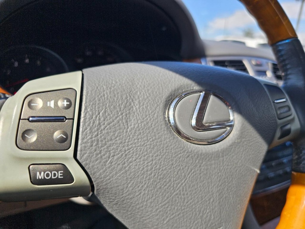 Lexus ES 330 Vehicle Full-screen Gallery Image 18