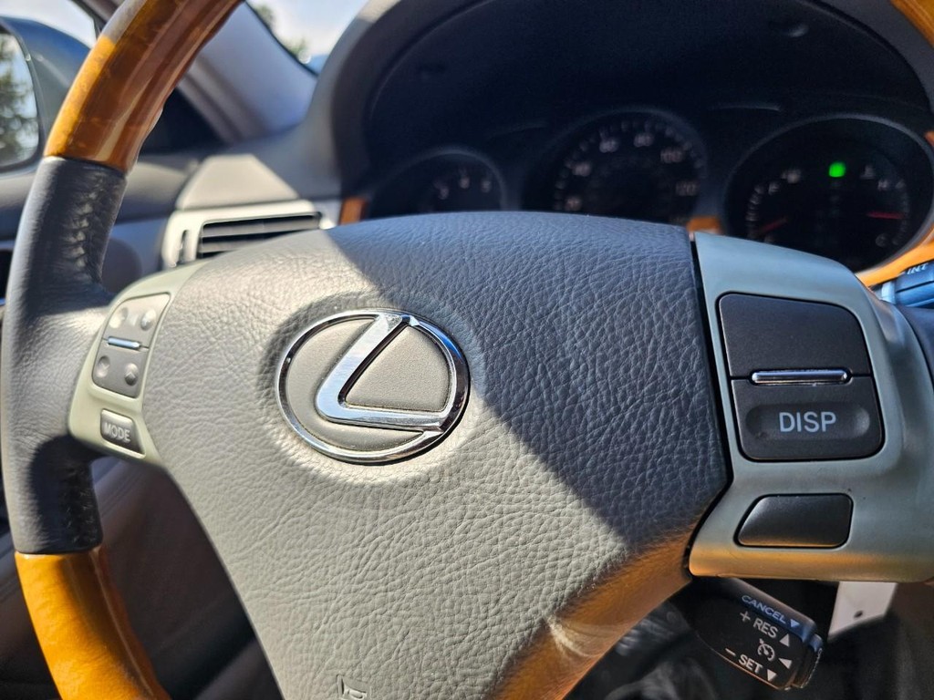 Lexus ES 330 Vehicle Full-screen Gallery Image 19