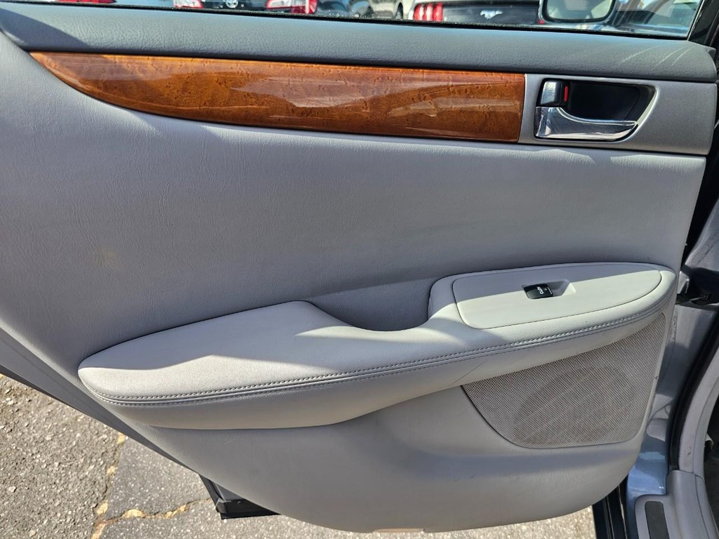 Lexus ES 330 Vehicle Full-screen Gallery Image 22