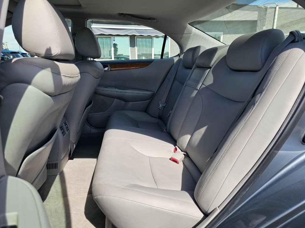 Lexus ES 330 Vehicle Full-screen Gallery Image 23