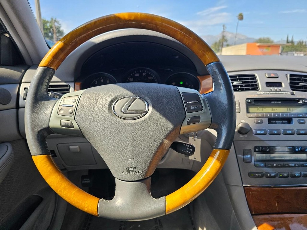 Lexus ES 330 Vehicle Full-screen Gallery Image 26