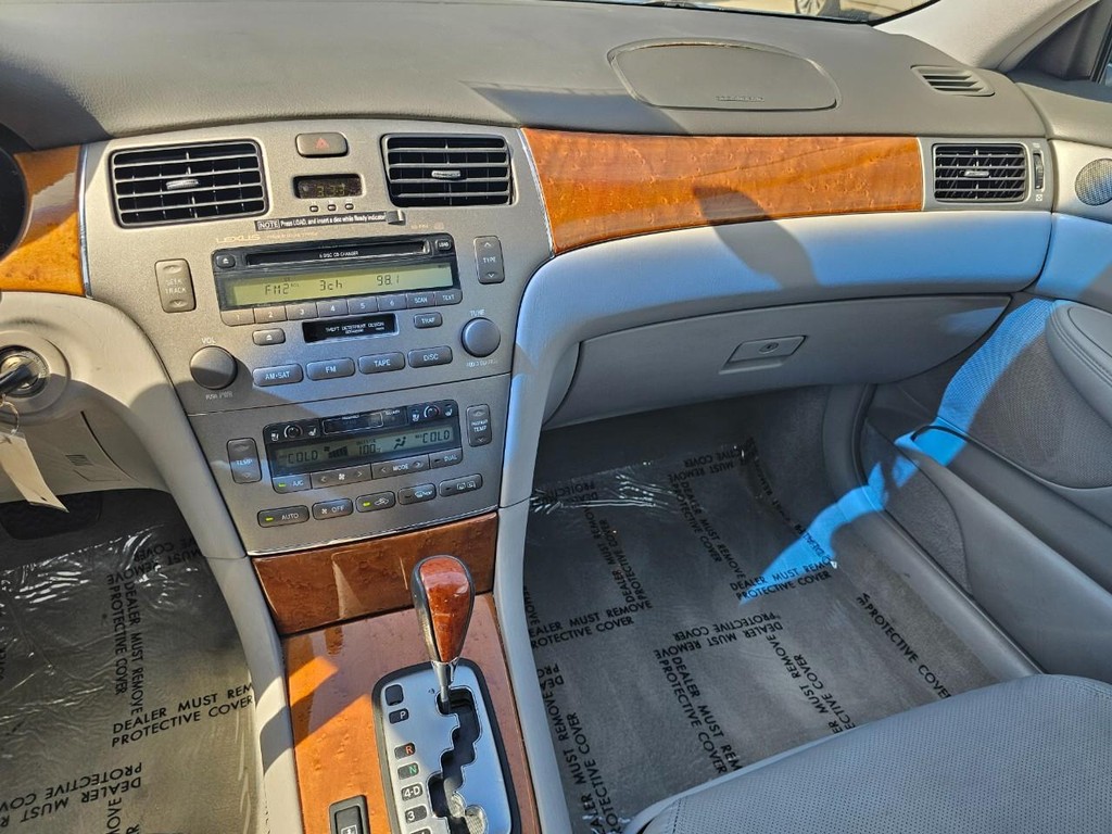 Lexus ES 330 Vehicle Full-screen Gallery Image 28