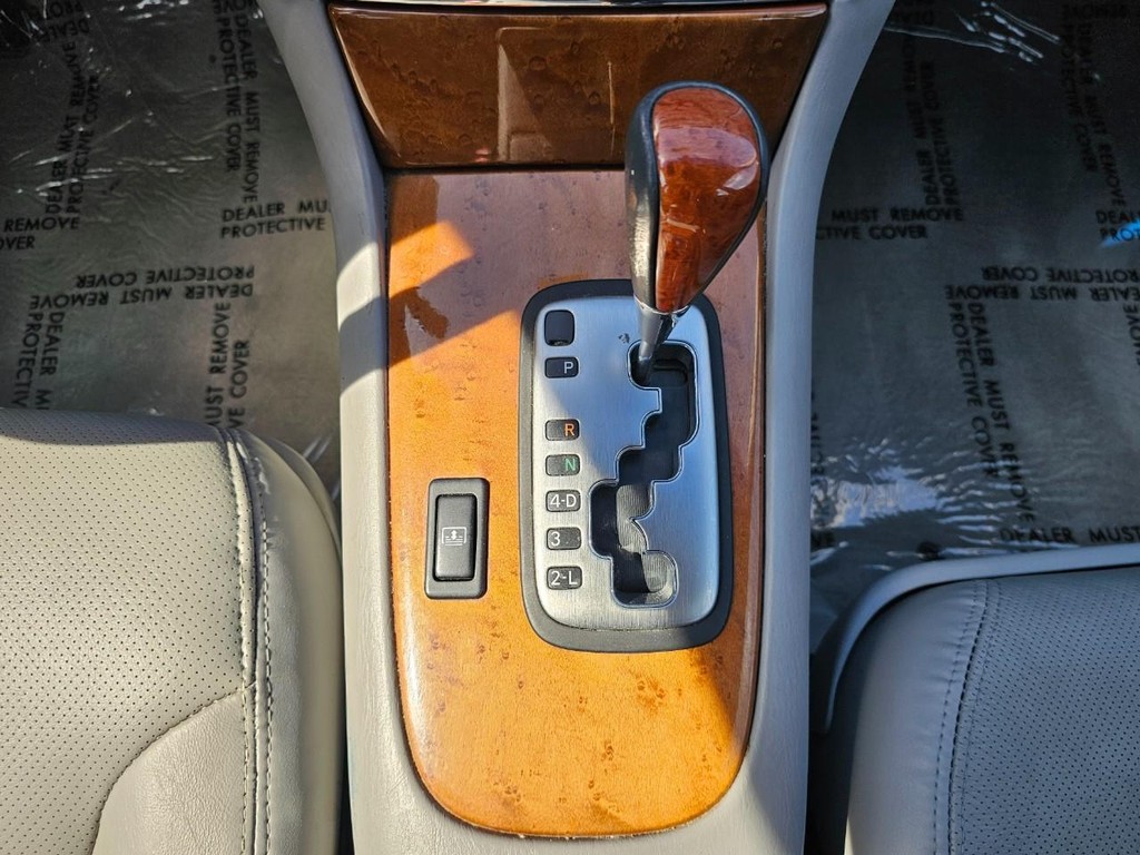 Lexus ES 330 Vehicle Full-screen Gallery Image 29