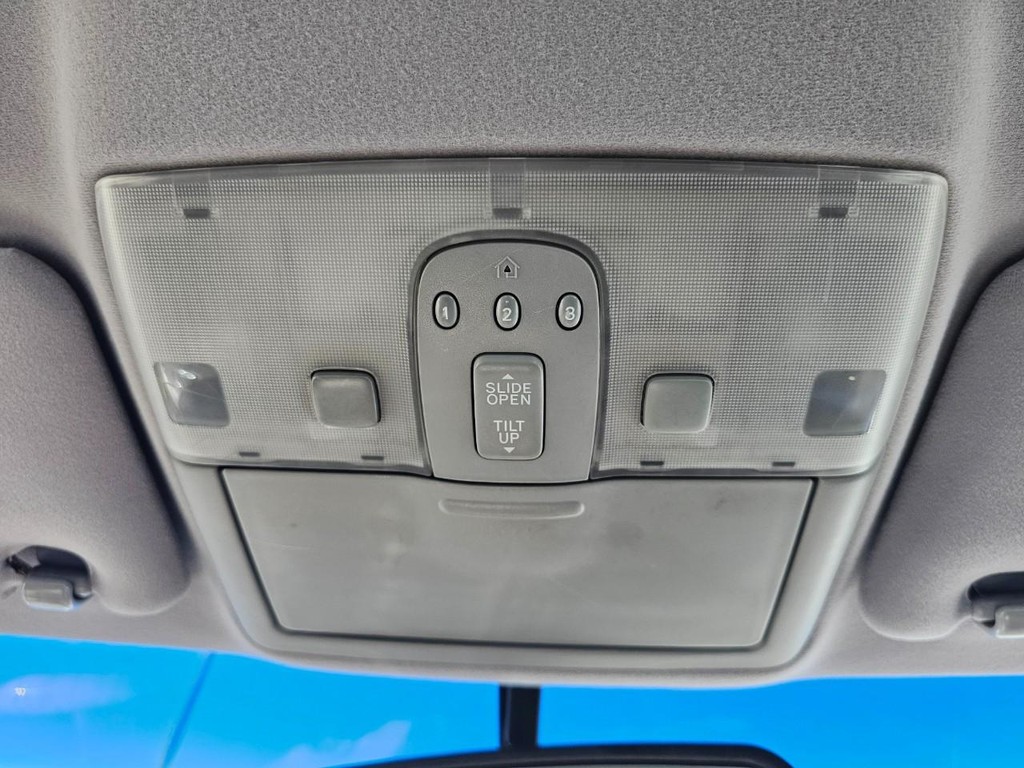 Lexus ES 330 Vehicle Full-screen Gallery Image 30