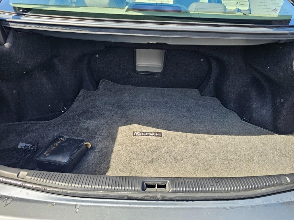 Lexus ES 330 Vehicle Full-screen Gallery Image 32