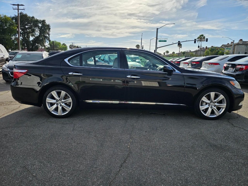 Lexus LS 600h L Vehicle Full-screen Gallery Image 7