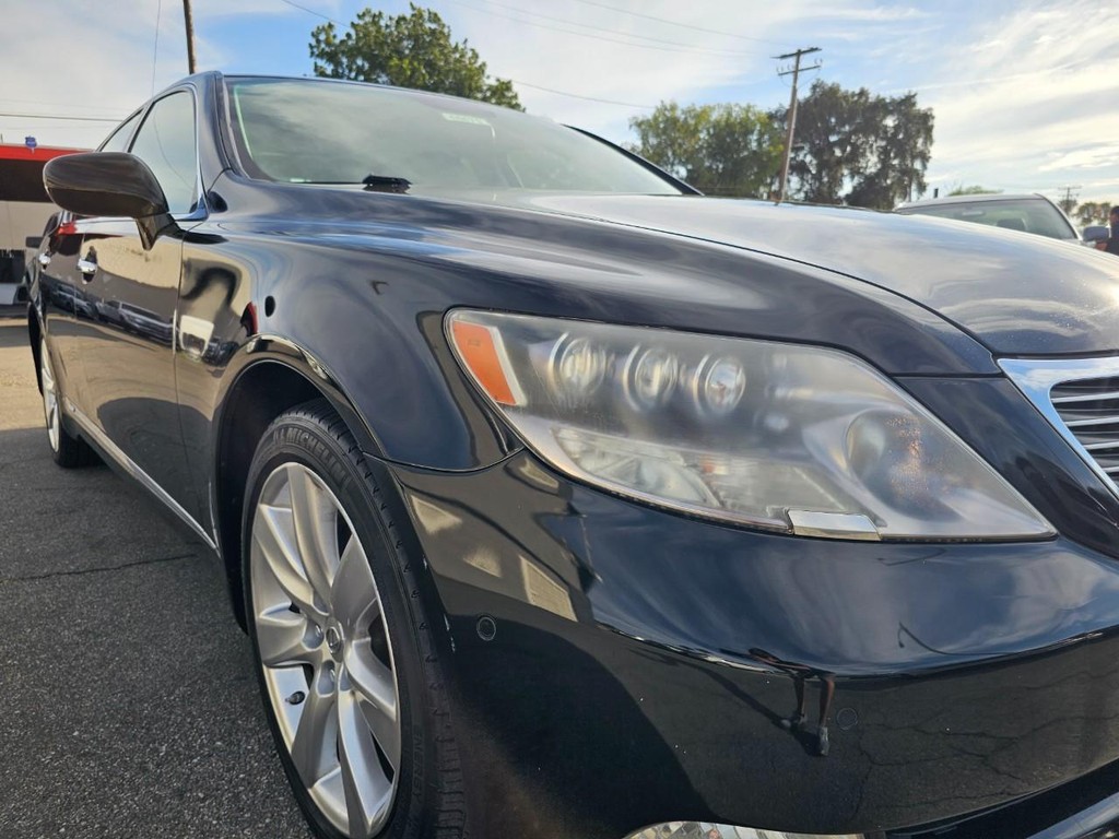 Lexus LS 600h L Vehicle Full-screen Gallery Image 10
