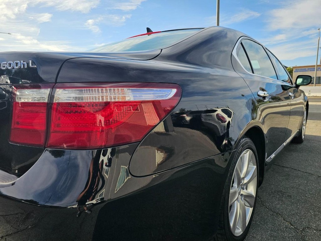 Lexus LS 600h L Vehicle Full-screen Gallery Image 13