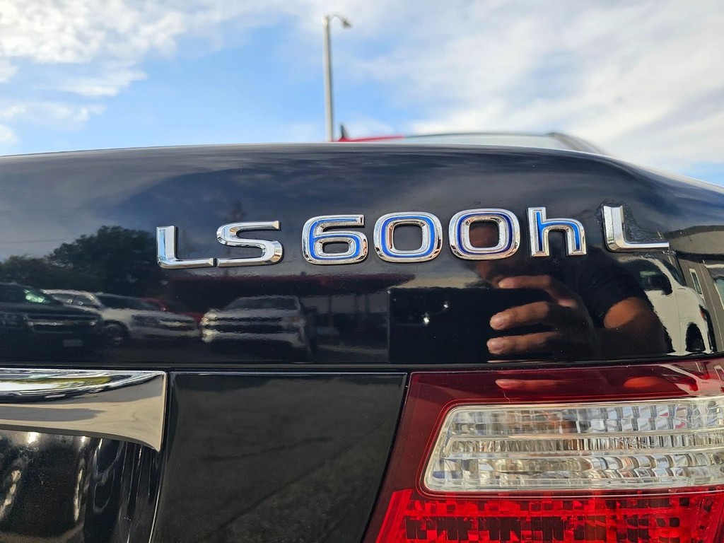 Lexus LS 600h L Vehicle Full-screen Gallery Image 14