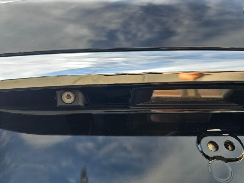 Lexus LS 600h L Vehicle Full-screen Gallery Image 15