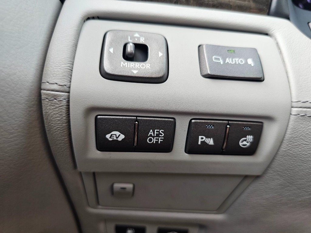 Lexus LS 600h L Vehicle Full-screen Gallery Image 19