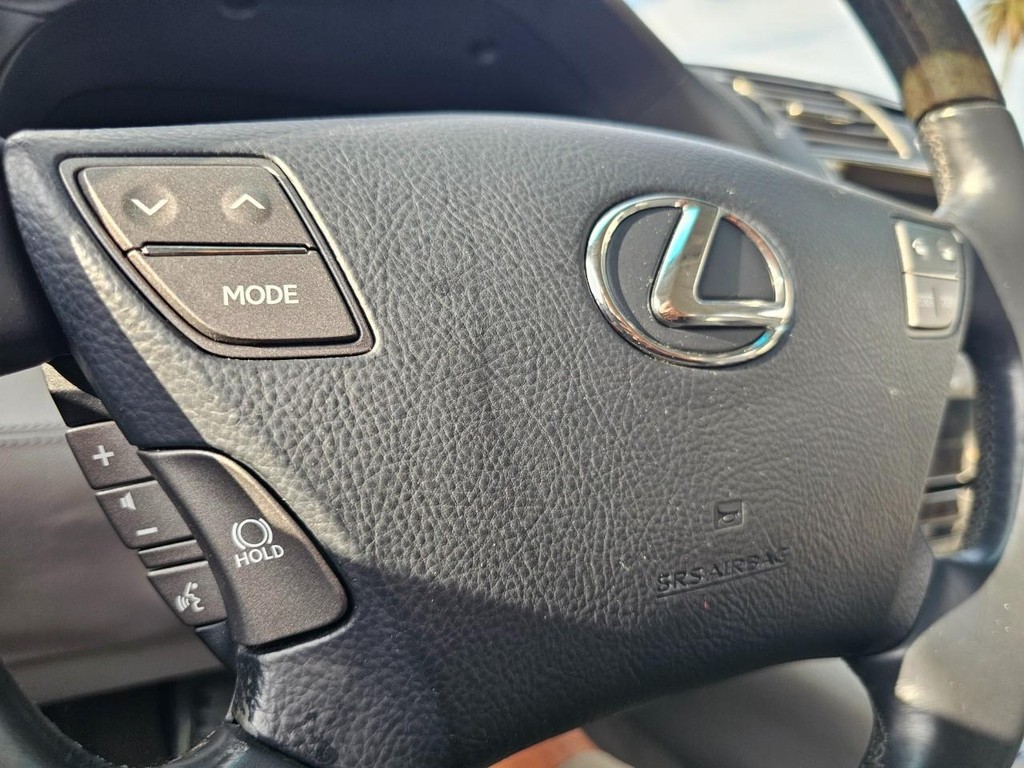 Lexus LS 600h L Vehicle Full-screen Gallery Image 21