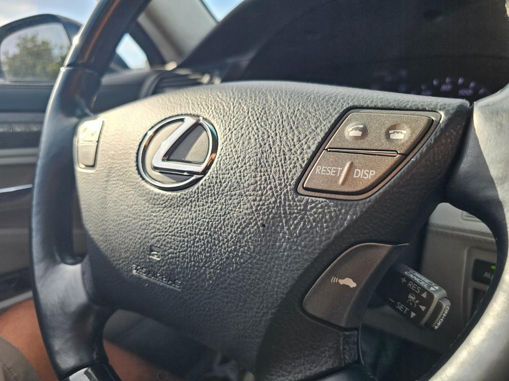 Lexus LS 600h L Vehicle Full-screen Gallery Image 22