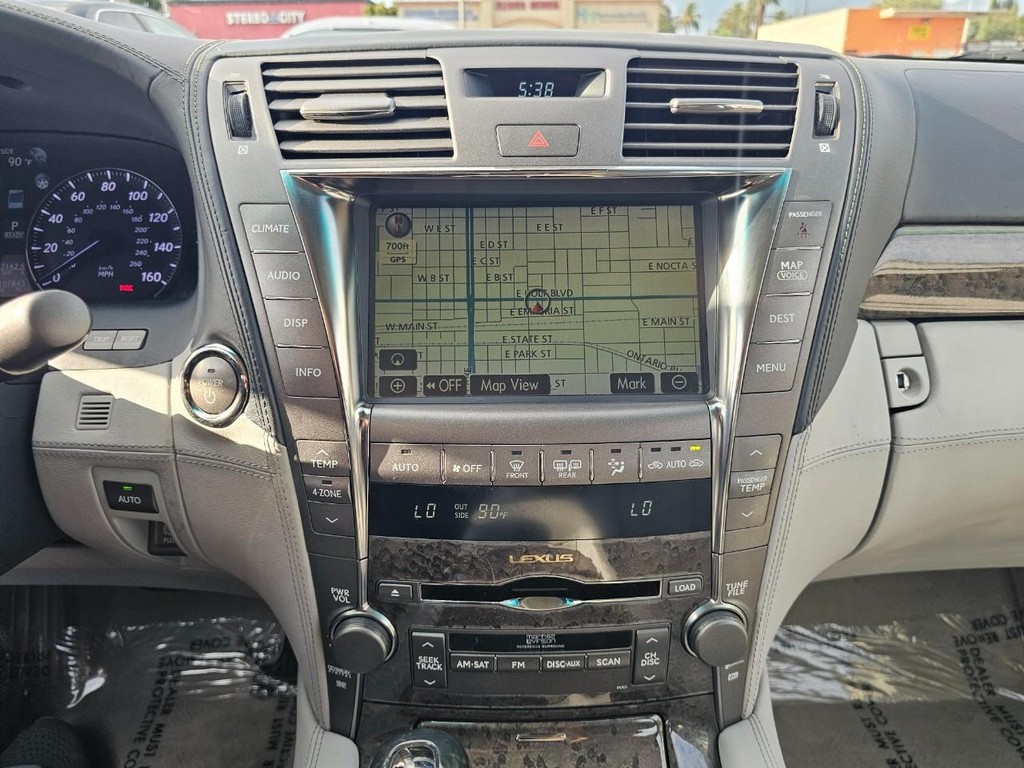 Lexus LS 600h L Vehicle Full-screen Gallery Image 24