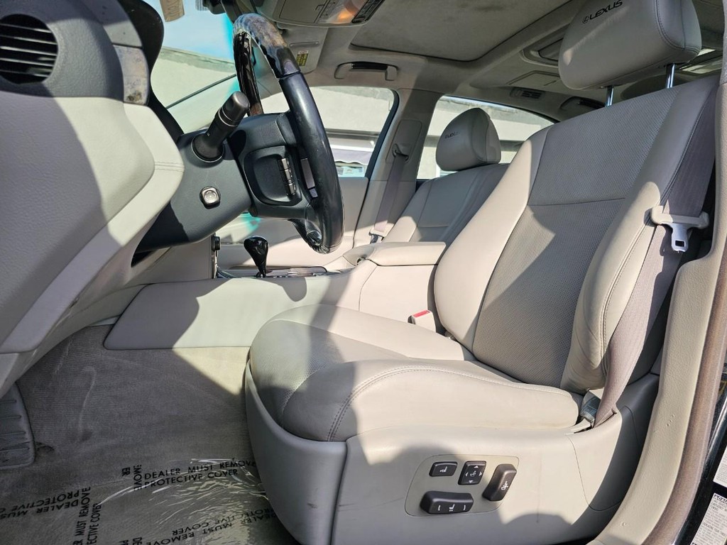 Lexus LS 600h L Vehicle Full-screen Gallery Image 26
