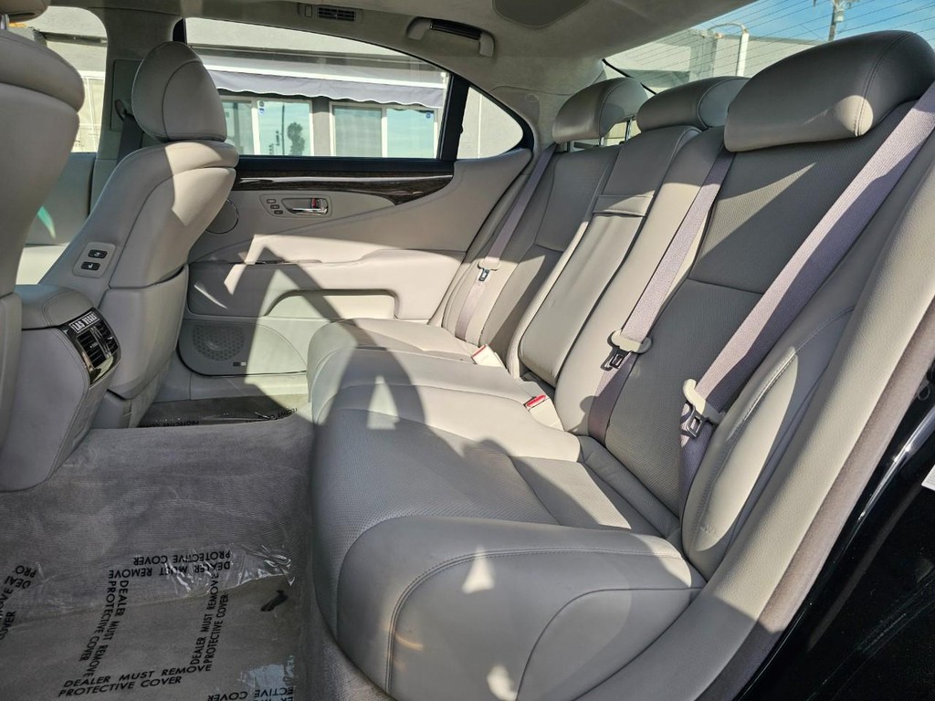Lexus LS 600h L Vehicle Full-screen Gallery Image 28