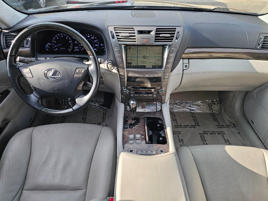 Lexus LS 600h L Vehicle Full-screen Gallery Image 32