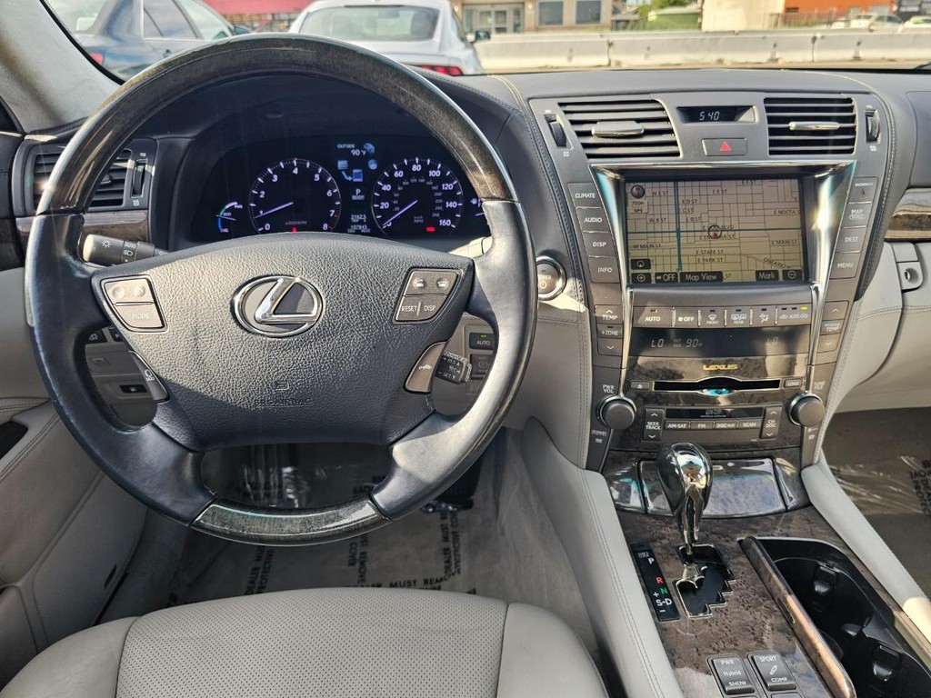 Lexus LS 600h L Vehicle Full-screen Gallery Image 33