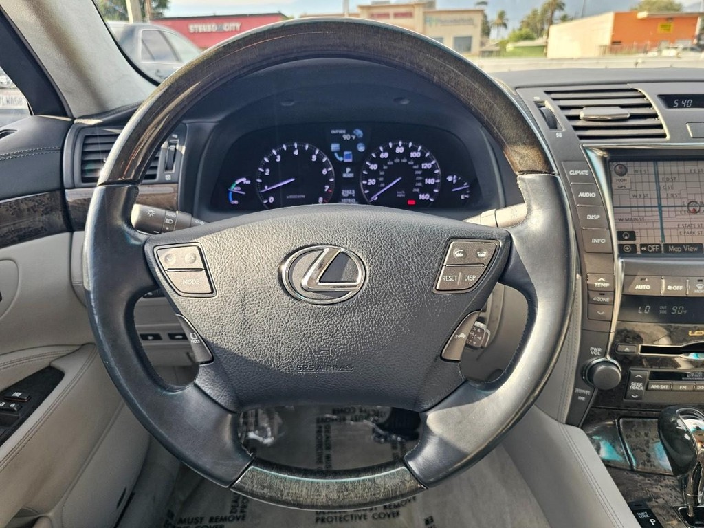 Lexus LS 600h L Vehicle Full-screen Gallery Image 34