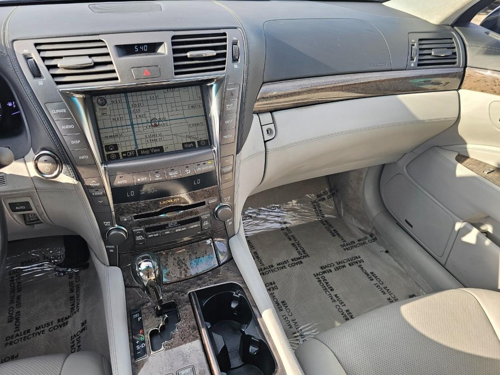 Lexus LS 600h L Vehicle Full-screen Gallery Image 36