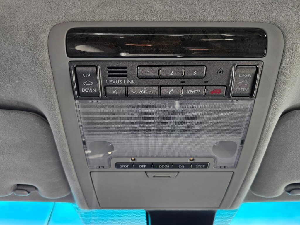 Lexus LS 600h L Vehicle Full-screen Gallery Image 38