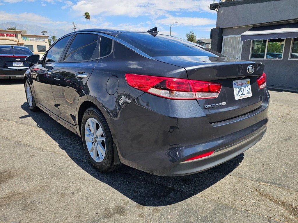 Kia Optima Vehicle Full-screen Gallery Image 3