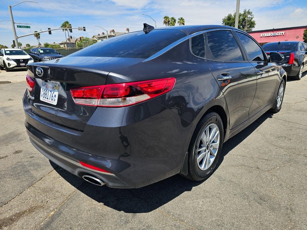 Kia Optima Vehicle Full-screen Gallery Image 5