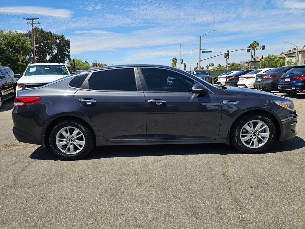 Kia Optima Vehicle Full-screen Gallery Image 6