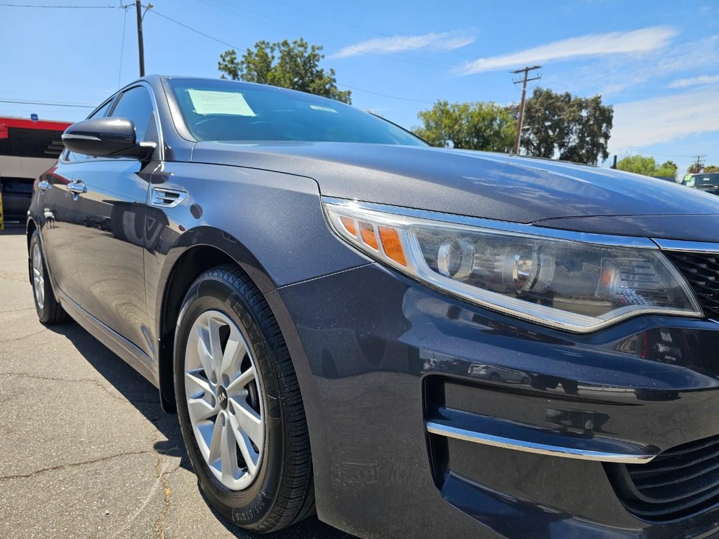 Kia Optima Vehicle Full-screen Gallery Image 9